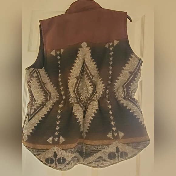 Western Quilted Aztec Vest - Picture 2 of 3